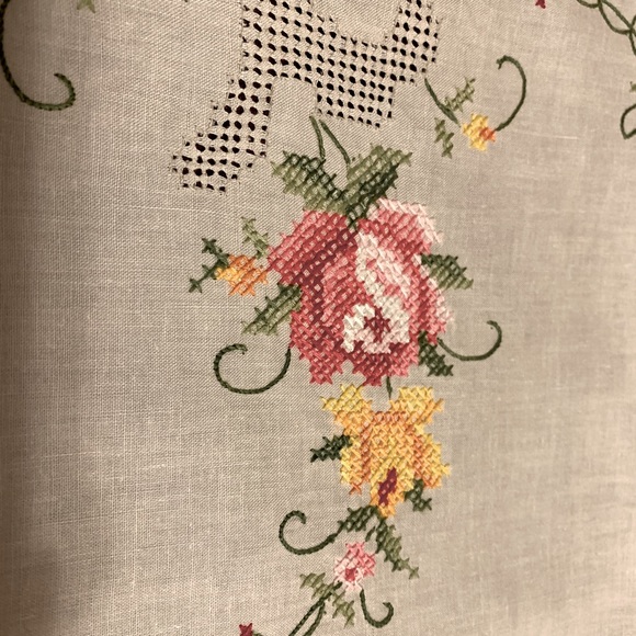 🌸 Vintage Hand-Embroidered Linen Tablecloth from Poland - Picture 4 of 6
